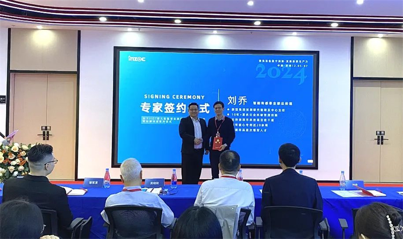 深圳陜煤高新技術(shù)研究院的研發(fā)中 心——?jiǎng)?/></p><p>　　▲副總經(jīng)理袁鷹為劉部長(zhǎng)頒發(fā)聘書(shū)</p><p>　　劉部長(zhǎng)有著10年以上的日企科研管理經(jīng)驗(yàn)，主持多項(xiàng)深圳科技項(xiàng)目，獲20余項(xiàng)核心專(zhuān) 利，是深圳市高層次領(lǐng)軍人才。</p><p>　　他在智能化技術(shù)及應(yīng)用領(lǐng)域擁有深厚的專(zhuān) 業(yè)背景和豐富的實(shí)踐經(jīng)驗(yàn)，并主 導(dǎo)了多個(gè)重大智能化項(xiàng)目的實(shí)施。</p><p>　　此外，劉部長(zhǎng)在會(huì)上分享了陜煤研究院在礦山智能化建設(shè)上的項(xiàng)目成果和發(fā)展前景，為企業(yè)的數(shù)字化轉(zhuǎn)型和智能化升級(jí)提供了有力的支持。</p><p>　　第四位特邀嘉賓，是來(lái)自中石化北京潤(rùn)滑油公司技術(shù)服務(wù)中 心——李劍鋒主任，不僅肩負(fù)著推動(dòng)智能化進(jìn)程的重任，還積極探索智能化在潤(rùn)滑領(lǐng)域的應(yīng)用。</p><p><img src=
